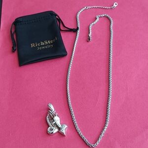 Rich steel jewelry Preying hands pendant and chain 7913 unisex.